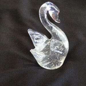 Clear glass swan figurine 4 inches tall controlled bubbles in glass used